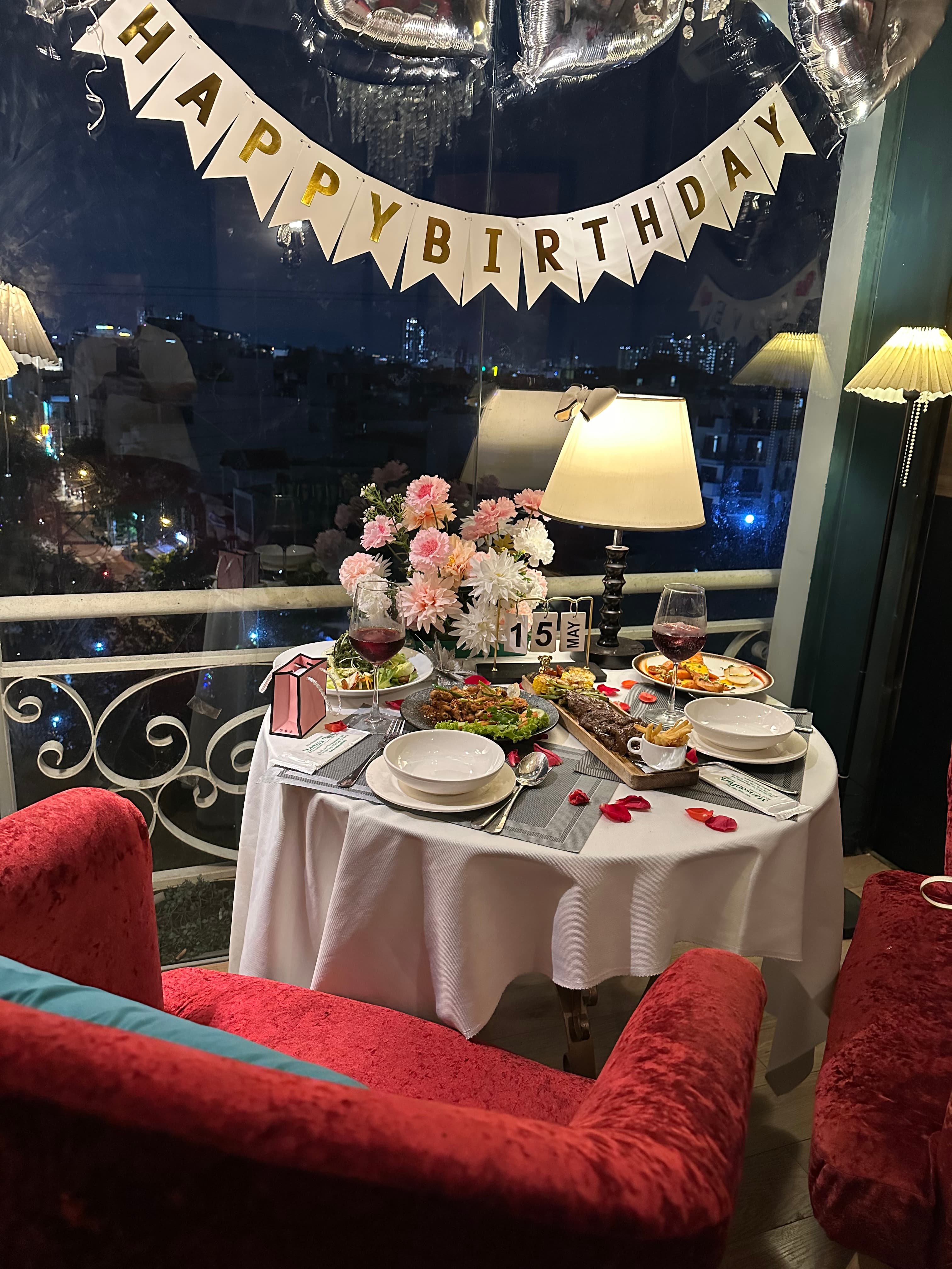 Khoảnh khắc đầu tiên